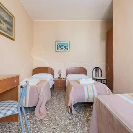 Tana Degli Elfi Parabita Esterno foto