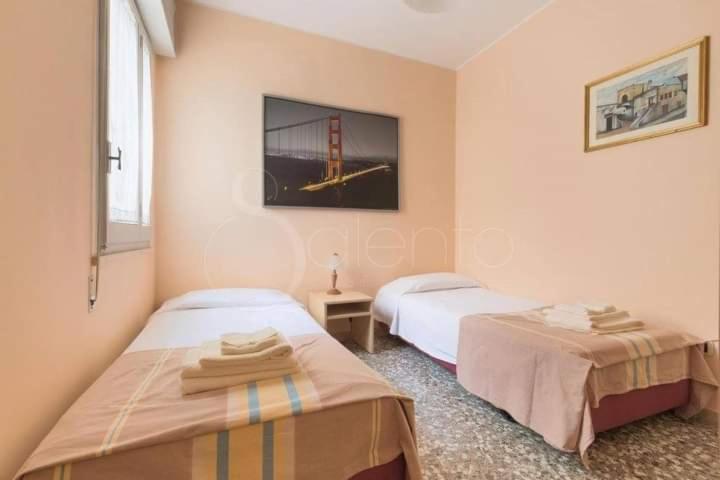 Tana Degli Elfi Parabita Esterno foto
